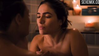 Rosanny Zayas, Arienne Mandi se baignant dans la salle de bain - The L Word : Generation Q