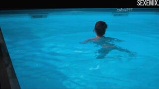 Die nackte Ruby O. Fee schwimmt im Pool, - Film Zazy