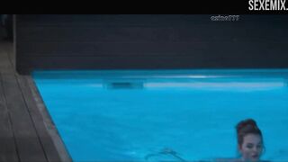 Die nackte Ruby O. Fee schwimmt im Pool, - Film Zazy