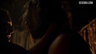 Scena di sesso di Erin Cummings Posizione sessuale del loto in Spartacus