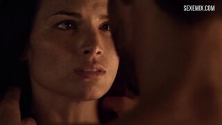 Katrina Law Scena seksu z nagimi piersiami w Spartakusie