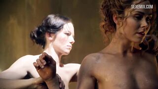 Nackte Anna Hutchison beim Baden, Szene in - Spartacus