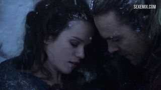 Cena de sexo "Sibyl" na neve, cena - Spartacus