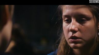 Adele Exarchopoulos seduce Lea Seydoux nella scena - Il blu è il colore più caldo