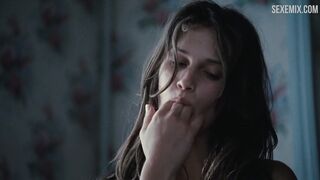 Marine Vacth liże palec podczas sceny seksu - Młoda i piękna