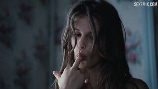 Marine Vacth liże palec podczas sceny seksu - Młoda i piękna