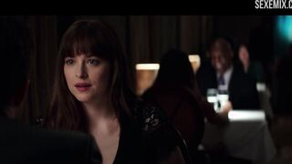 Dakota Johnson si toglie le mutandine in un ristorante - Cinquanta sfumature di nero