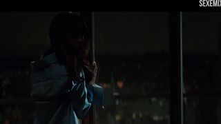 窓の近くの裸のダコタ・ジョンソン、シーン - Fifty Shades Darker