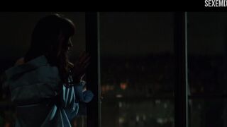 窓の近くの裸のダコタ・ジョンソン、シーン - Fifty Shades Darker