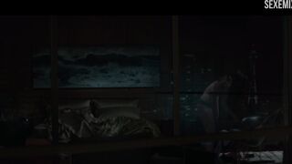 窓の近くの裸のダコタ・ジョンソン、シーン - Fifty Shades Darker