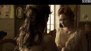 Caliente escena de pechos desnudos de Eleanor Tomlinson en Colette