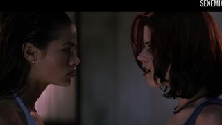 Ragazze di Neve Campbell combattono in piscina, scena in Wild Things