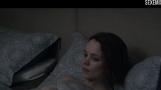 Rachel McAdams baise au lit, scène dans Désobéissance