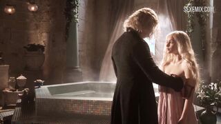 Emilia Clarke nue entrant dans un bain à remous, scène dans Game of Thrones