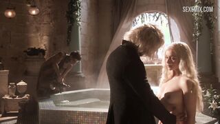 Emilia Clarke nue entrant dans un bain à remous, scène dans Game of Thrones