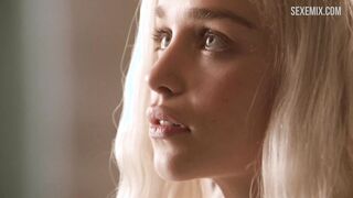 Emilia Clarke nue entrant dans un bain à remous, scène dans Game of Thrones