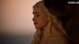 Nackte Brüste von Emilia Clarke, Szene in Game of Thrones