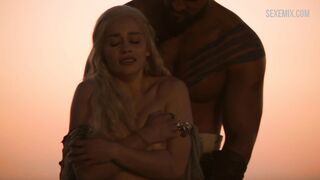 Nackte Brüste von Emilia Clarke, Szene in Game of Thrones