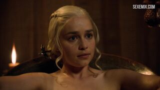 La sexy Emilia Clarke prend un bain, scène dans Game of Thrones