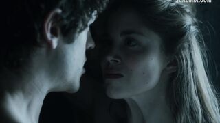 Charlotte Hope scopata duramente da dietro vicino alla finestra, scena in Il Trono di Spade