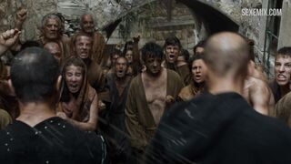 Lena Headey walks naked through the crowd, scene in Game of Thrones