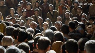 Lena Headey walks naked through the crowd, scene in Game of Thrones