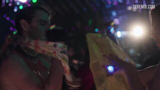 Lena Dunham undresses at party, scene in Girls