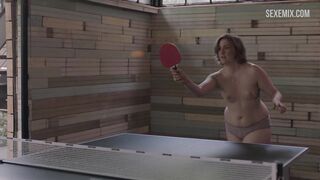 Lena Dunham senza reggiseno gioca a ping pong, scena in Girls