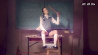 Frank fantastica con Stacy Martin in uniforme scolastica, scena in Nymphomaniac: Vol. Io