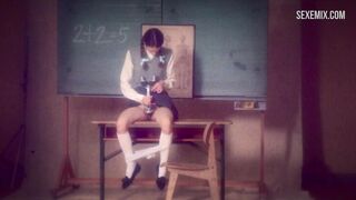 Frank fantastica con Stacy Martin in uniforme scolastica, scena in Nymphomaniac: Vol. Io