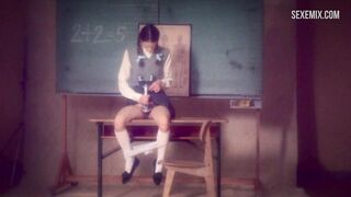 Frank fantastica con Stacy Martin in uniforme scolastica, scena in Nymphomaniac: Vol. Io