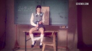 Frank fantastica con Stacy Martin in uniforme scolastica, scena in Nymphomaniac: Vol. Io