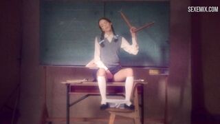 Frank fantastica con Stacy Martin in uniforme scolastica, scena in Nymphomaniac: Vol. Io