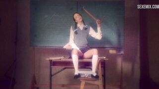 Frank fantastica con Stacy Martin in uniforme scolastica, scena in Nymphomaniac: Vol. Io