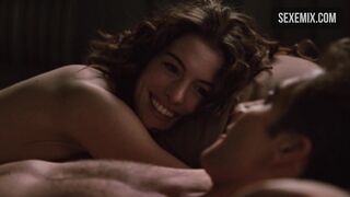 Anne Hathaway sdraiata nuda sul letto, scena di Amore e altri farmaci