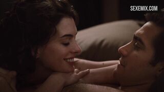 Anne Hathaway sdraiata nuda sul letto, scena di Amore e altri farmaci