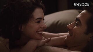 Anne Hathaway sdraiata nuda sul letto, scena di Amore e altri farmaci