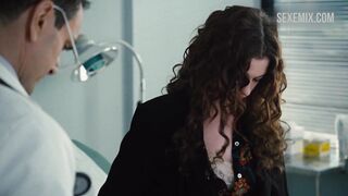 Anne Hathaway expose son sein droit, scène dans Love and Other Drugs