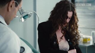 Anne Hathaway expose son sein droit, scène dans Love and Other Drugs