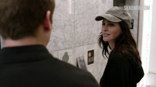 Courteney Cox montre son soutien-gorge noir, scène dans Shameless