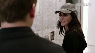 Courteney Cox montre son soutien-gorge noir, scène dans Shameless