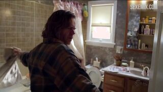 Laura Wiggins prenant un bain, scène dans Shameless