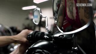 Levy Tran Sex cowgirl sur une moto, scène dans Shameless