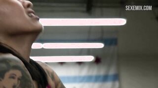 Levy Tran Sex cowgirl sur une moto, scène dans Shameless