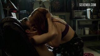 Chelsea Alden seins nus en soutien-gorge, scène dans Shameless