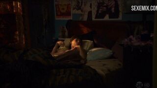 Emma Greenwell nuda si alza dal letto, scena in Shameless