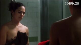 Carla Chambel puts on a tank top in front of a mirror, scene in 98 Octanas