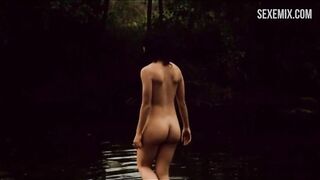 Carla Chambel nuda fa il bagno nel lago, scena in 98 Octanas