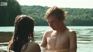 Fantine Harduin の映画「Aderation」の美しいセクシーな瞬間