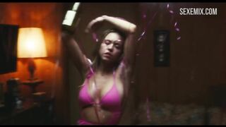 La splendida Sydney Sweeney in bikini rosa, scena in Euphoria